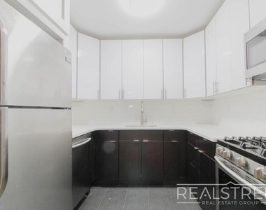 90-02 Queens Blvd - Photo Thumbnail 2