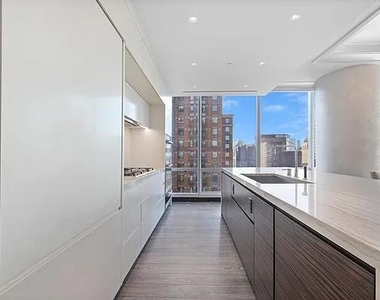 West 57th Street - Photo Thumbnail 4