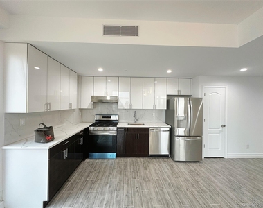 65-18 Austin Street - Photo Thumbnail 6