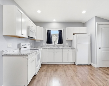 248 Bayview Avenue - Photo Thumbnail 6