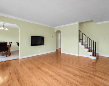 711 Covert Avenue - Photo Thumbnail 2