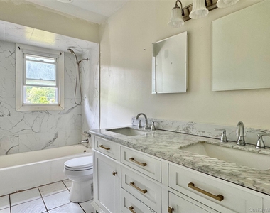 42 Merriewold Lane N - Photo Thumbnail 7