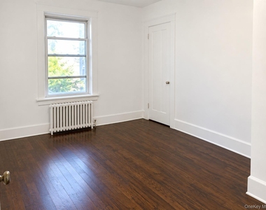 169 Beekman Avenue - Photo Thumbnail 14