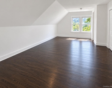 169 Beekman Avenue - Photo Thumbnail 16