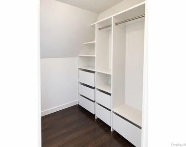 169 Beekman Avenue - Photo Thumbnail 17