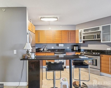 526 Pacific Avenue - Photo Thumbnail 2