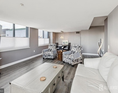526 Pacific Avenue - Photo Thumbnail 9