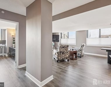 526 Pacific Avenue - Photo Thumbnail 4