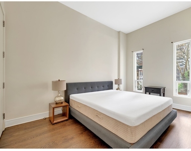 250 E 49th Street - Photo Thumbnail 2