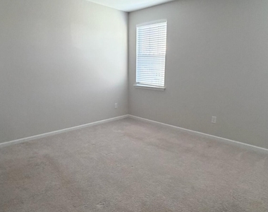 1021 Commack Drive - Photo Thumbnail 18