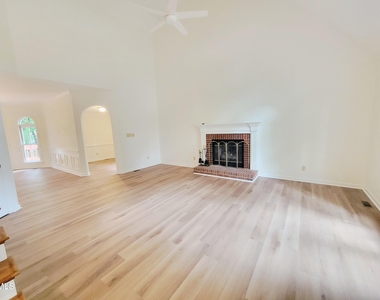 5325 Fairmead Circle - Photo Thumbnail 3