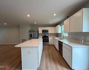 205 Tormore Drive - Photo Thumbnail 4