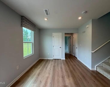 205 Tormore Drive - Photo Thumbnail 5