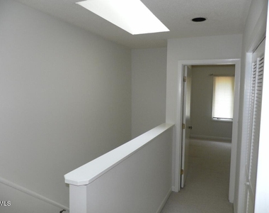 104 Twisted Oak Place - Photo Thumbnail 3