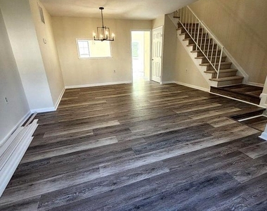 10806 Stone Hill Lane - Photo Thumbnail 3