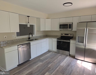 10806 Stone Hill Lane - Photo Thumbnail 1
