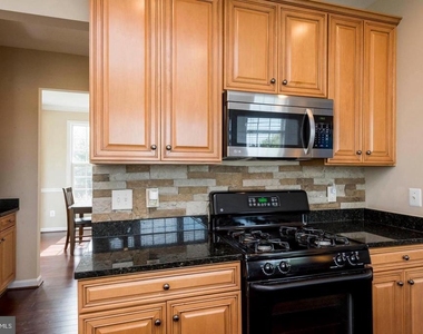 8913 Yellowleg Court - Photo Thumbnail 11