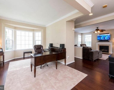 8913 Yellowleg Court - Photo Thumbnail 5