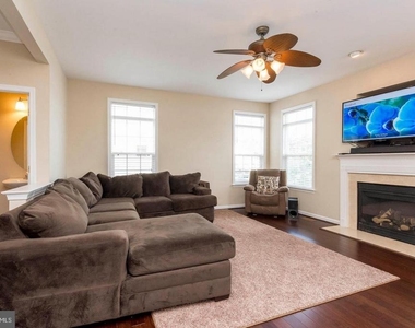 8913 Yellowleg Court - Photo Thumbnail 7