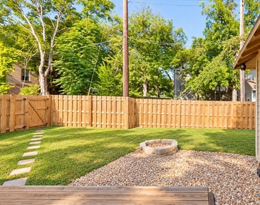 1006 W 22nd St - Photo Thumbnail 9