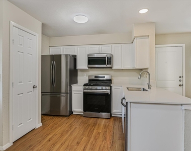 301 Algerita Dr - Photo Thumbnail 4