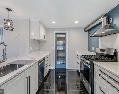 8105 Oaklake Court - Photo Thumbnail 11