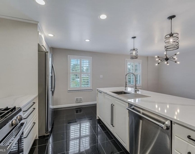 8105 Oaklake Court - Photo Thumbnail 13
