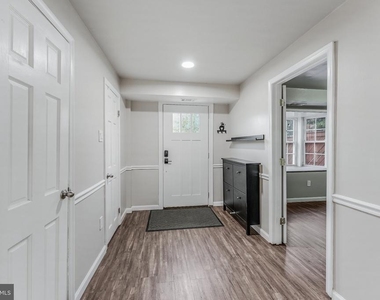8105 Oaklake Court - Photo Thumbnail 7