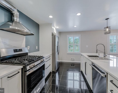 8105 Oaklake Court - Photo Thumbnail 12