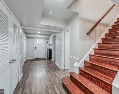 8105 Oaklake Court - Photo Thumbnail 6
