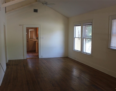 2826 Salado St - Photo Thumbnail 6