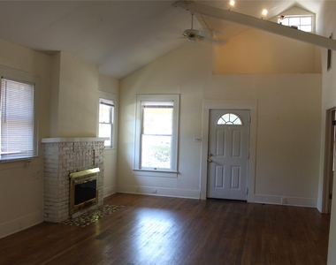2826 Salado St - Photo Thumbnail 8