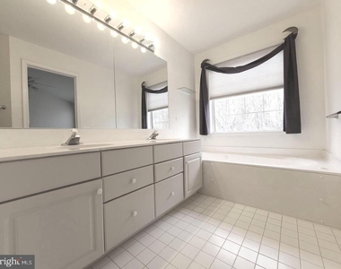 7705 Wiley Creek Way - Photo Thumbnail 13