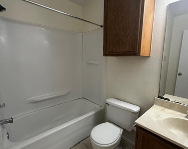 6004 Parkwood Dr - Photo Thumbnail 13