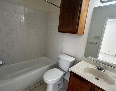 6004 Parkwood Dr - Photo Thumbnail 9