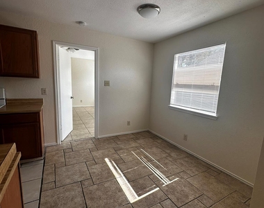 6004 Parkwood Dr - Photo Thumbnail 5