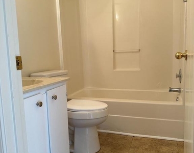 109 Parkside Drive - Photo Thumbnail 8