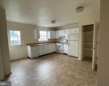 109 Parkside Drive - Photo Thumbnail 2