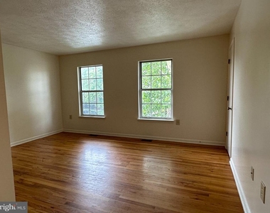109 Parkside Drive - Photo Thumbnail 5
