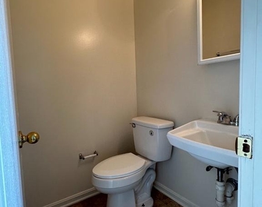 109 Parkside Drive - Photo Thumbnail 4