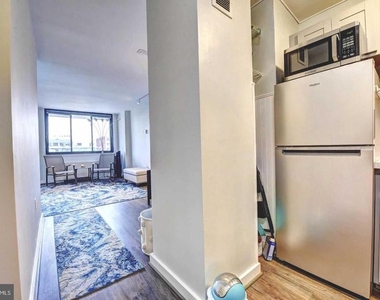 801 N Pitt St - Photo Thumbnail 5