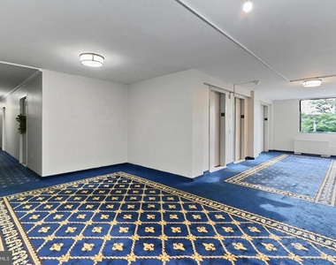801 N Pitt St - Photo Thumbnail 1