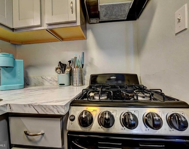 801 N Pitt St - Photo Thumbnail 4