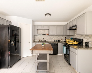 1562 Parkfield Cir - Photo Thumbnail 3
