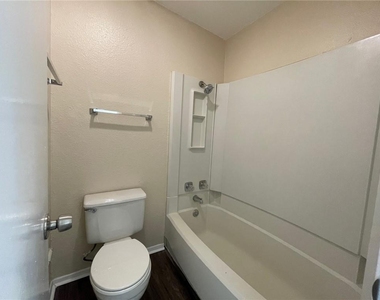 606 Country Aire Dr - Photo Thumbnail 10