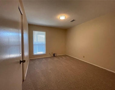 606 Country Aire Dr - Photo Thumbnail 7