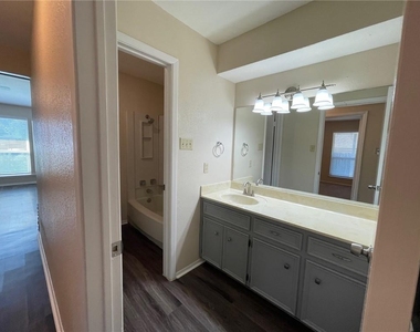 606 Country Aire Dr - Photo Thumbnail 9