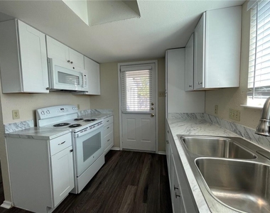 606 Country Aire Dr - Photo Thumbnail 5