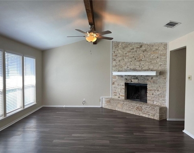 606 Country Aire Dr - Photo Thumbnail 2
