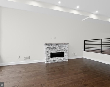 2527 Graduate Square - Photo Thumbnail 10
